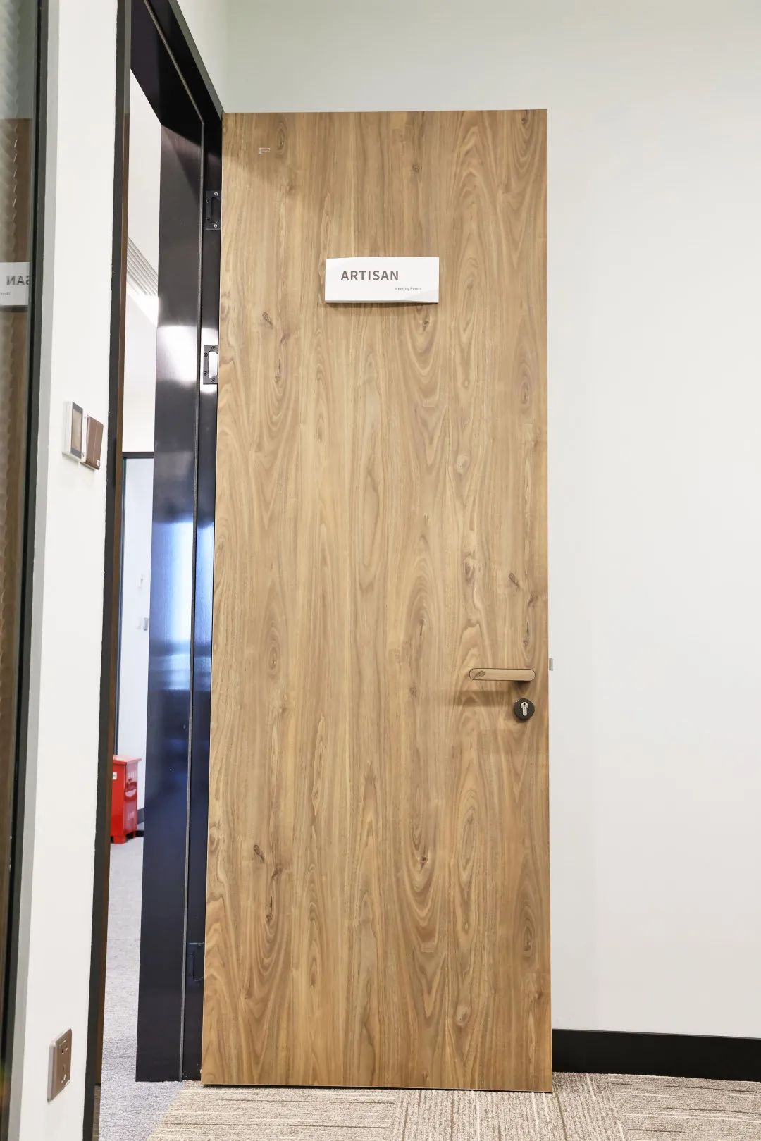 富美家®室内门配色丰富,木纹等系列配合20多种表面处理,这些色彩也完全适用于执手锁的定制。门把手内镶嵌任意富美家®装饰耐火板,与门扇面保持一致,坚固耐用尤其适合办公空间,每处细节都经过设计,使美观和实用得到完美统一。