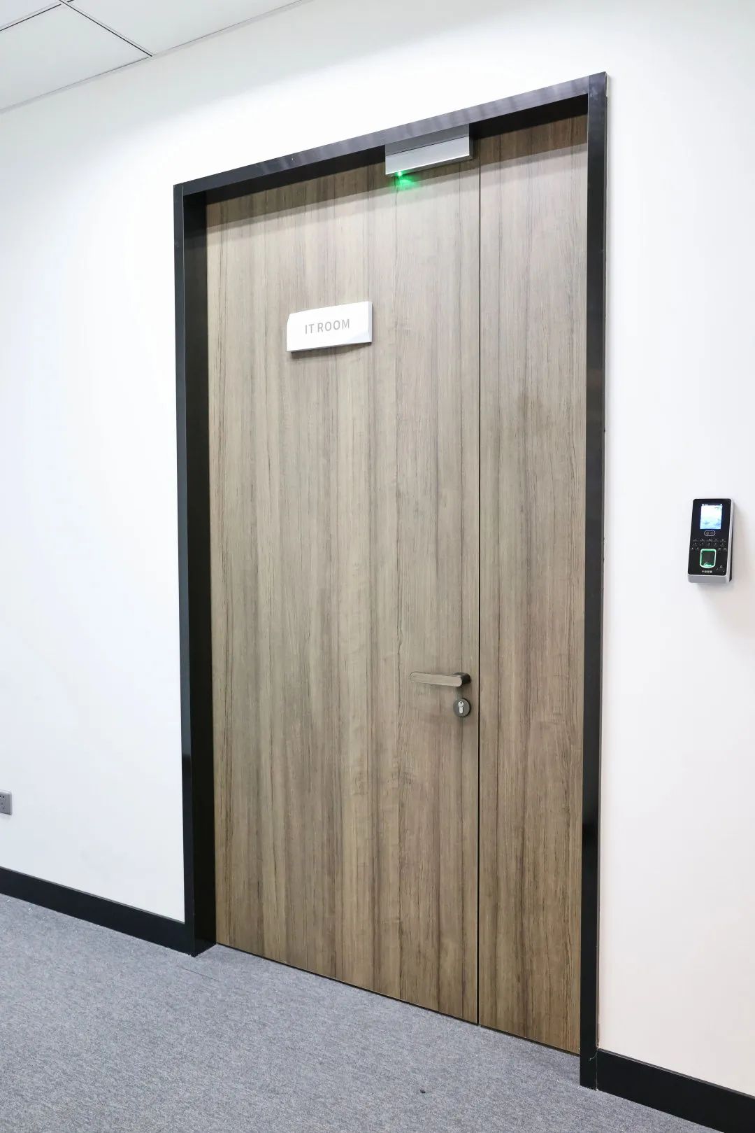 富美家®室内门配色丰富,木纹等系列配合20多种表面处理,这些色彩也完全适用于执手锁的定制。门把手内镶嵌任意富美家®装饰耐火板,与门扇面保持一致,坚固耐用尤其适合办公空间,每处细节都经过设计,使美观和实用得到完美统一