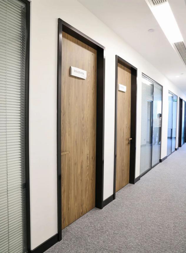 富美家®门把手采用独立回弹结构,轻便且坚固耐用,非常适合多人使用的商业空间。